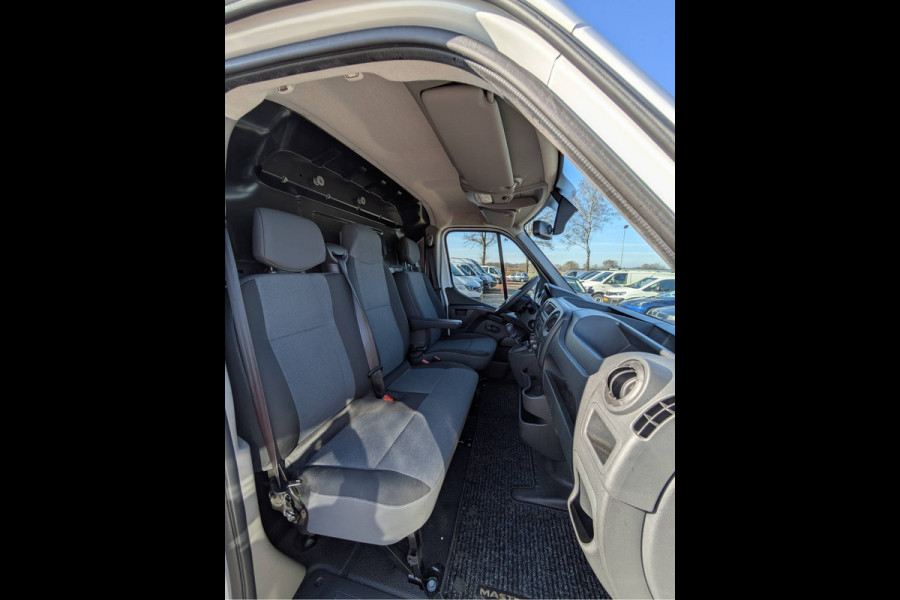 Renault Master T33 2.3 dCi 3P. Camera Airco EURO6 Y Imperiaal Trekhaak 3-Persoons Cruise Control Lat om lat betimmering Betonplex Vloer Bluetooth Sidebars 1e Eigenaar EURO 6 Y 2.500kg trekvermogen!