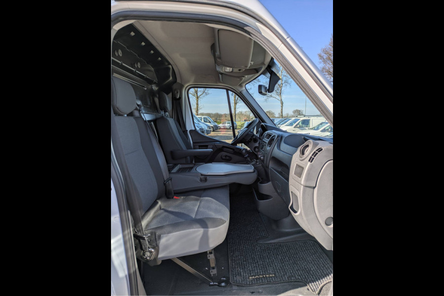 Renault Master T33 2.3 dCi 3P. Camera Airco EURO6 Y Imperiaal Trekhaak 3-Persoons Cruise Control Lat om lat betimmering Betonplex Vloer Bluetooth Sidebars 1e Eigenaar EURO 6 Y 2.500kg trekvermogen!
