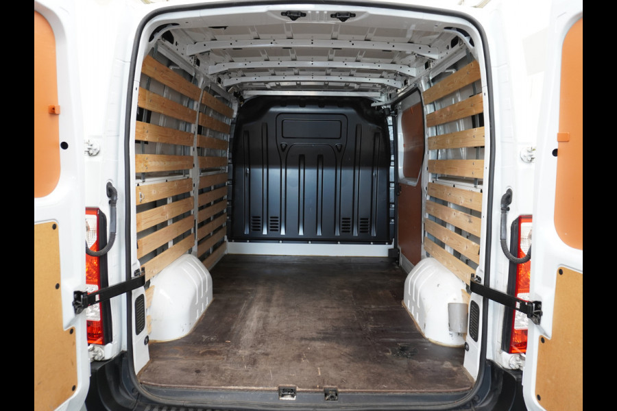 Renault Master T33 2.3 dCi 3P. Camera Airco EURO6 Y Imperiaal Trekhaak 3-Persoons Cruise Control Lat om lat betimmering Betonplex Vloer Bluetooth Sidebars 1e Eigenaar EURO 6 Y 2.500kg trekvermogen!