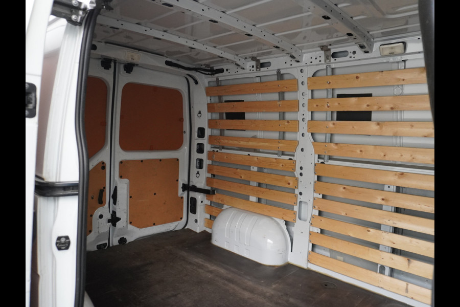 Renault Master T33 2.3 dCi 3P. Camera Airco EURO6 Y Imperiaal Trekhaak 3-Persoons Cruise Control Lat om lat betimmering Betonplex Vloer Bluetooth Sidebars 1e Eigenaar EURO 6 Y 2.500kg trekvermogen!