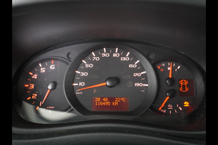 Renault Master T33 2.3 dCi 3P. Camera Airco EURO6 Y Imperiaal Trekhaak 3-Persoons Cruise Control Lat om lat betimmering Betonplex Vloer Bluetooth Sidebars 1e Eigenaar EURO 6 Y 2.500kg trekvermogen!