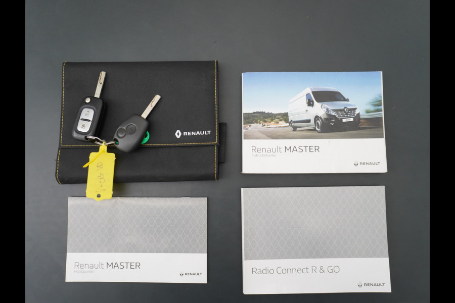 Renault Master T33 2.3 dCi 3P. Camera Airco EURO6 Y Imperiaal Trekhaak 3-Persoons Cruise Control Lat om lat betimmering Betonplex Vloer Bluetooth Sidebars 1e Eigenaar EURO 6 Y 2.500kg trekvermogen!