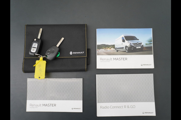 Renault Master T33 2.3 dCi 3P. Camera Airco EURO6 Y Imperiaal Trekhaak 3-Persoons Cruise Control Lat om lat betimmering Betonplex Vloer Bluetooth Sidebars 1e Eigenaar EURO 6 Y 2.500kg trekvermogen!