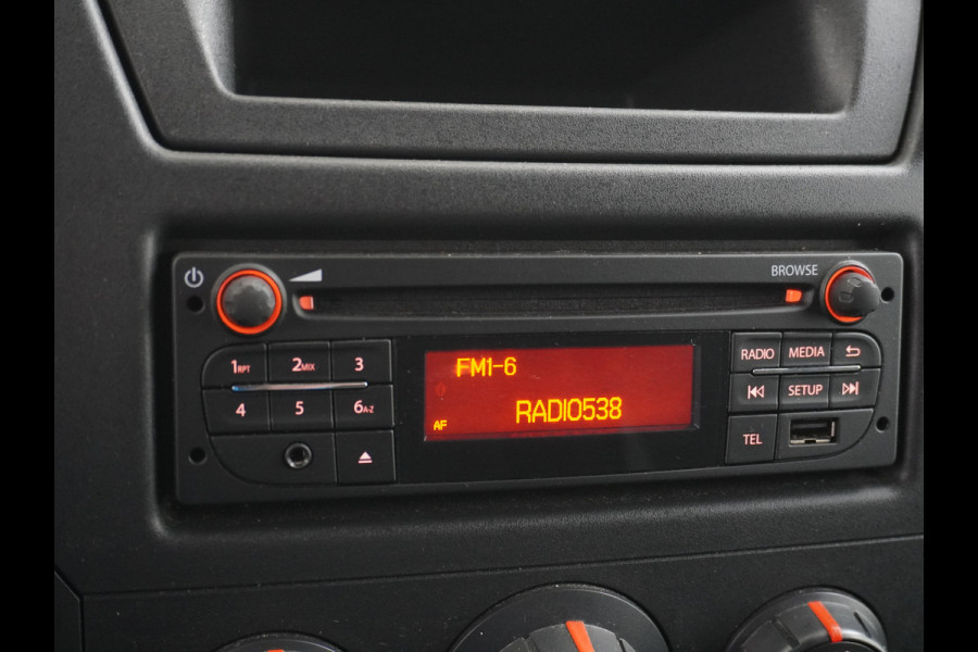 Renault Master T33 2.3 dCi 3P. Camera Airco EURO6 Y Imperiaal Trekhaak 3-Persoons Cruise Control Lat om lat betimmering Betonplex Vloer Bluetooth Sidebars 1e Eigenaar EURO 6 Y 2.500kg trekvermogen!