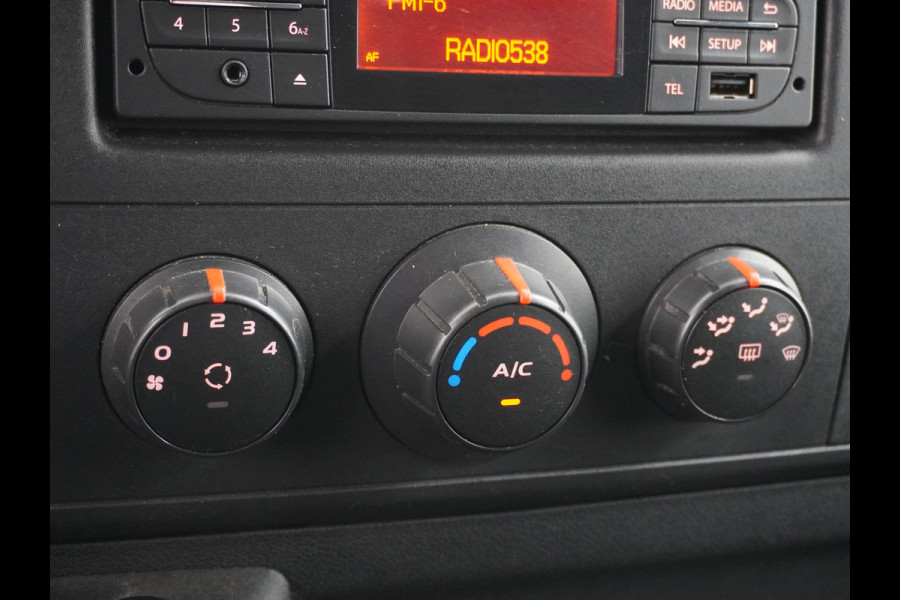 Renault Master T33 2.3 dCi 3P. Camera Airco EURO6 Y Imperiaal Trekhaak 3-Persoons Cruise Control Lat om lat betimmering Betonplex Vloer Bluetooth Sidebars 1e Eigenaar EURO 6 Y 2.500kg trekvermogen!