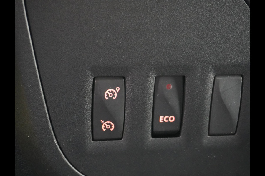 Renault Master T33 2.3 dCi 3P. Camera Airco EURO6 Y Imperiaal Trekhaak 3-Persoons Cruise Control Lat om lat betimmering Betonplex Vloer Bluetooth Sidebars 1e Eigenaar EURO 6 Y 2.500kg trekvermogen!