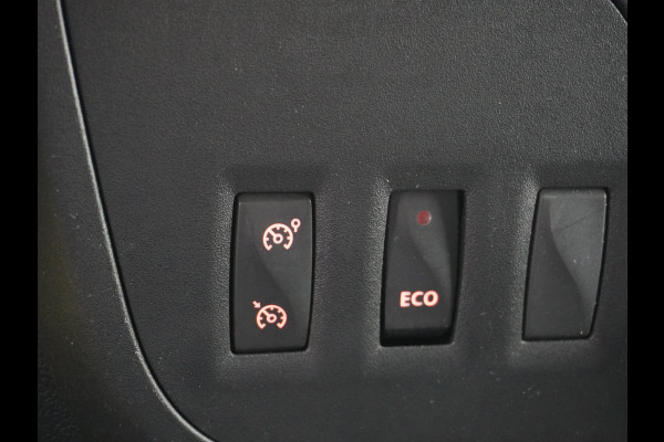 Renault Master T33 2.3 dCi 3P. Camera Airco EURO6 Y Imperiaal Trekhaak 3-Persoons Cruise Control Lat om lat betimmering Betonplex Vloer Bluetooth Sidebars 1e Eigenaar EURO 6 Y 2.500kg trekvermogen!