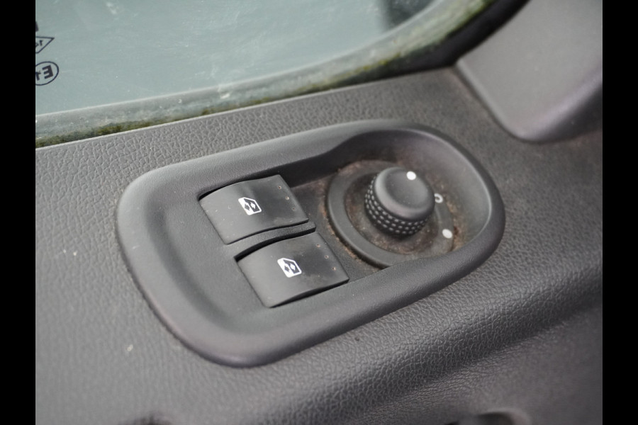 Renault Master T33 2.3 dCi 3P. Camera Airco EURO6 Y Imperiaal Trekhaak 3-Persoons Cruise Control Lat om lat betimmering Betonplex Vloer Bluetooth Sidebars 1e Eigenaar EURO 6 Y 2.500kg trekvermogen!