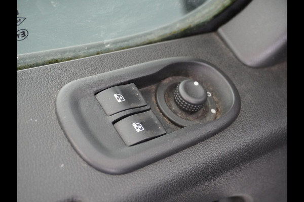 Renault Master T33 2.3 dCi 3P. Camera Airco EURO6 Y Imperiaal Trekhaak 3-Persoons Cruise Control Lat om lat betimmering Betonplex Vloer Bluetooth Sidebars 1e Eigenaar EURO 6 Y 2.500kg trekvermogen!