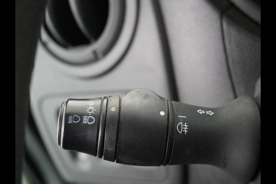 Renault Master T33 2.3 dCi 3P. Camera Airco EURO6 Y Imperiaal Trekhaak 3-Persoons Cruise Control Lat om lat betimmering Betonplex Vloer Bluetooth Sidebars 1e Eigenaar EURO 6 Y 2.500kg trekvermogen!