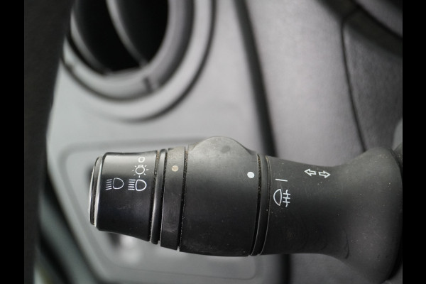 Renault Master T33 2.3 dCi 3P. Camera Airco EURO6 Y Imperiaal Trekhaak 3-Persoons Cruise Control Lat om lat betimmering Betonplex Vloer Bluetooth Sidebars 1e Eigenaar EURO 6 Y 2.500kg trekvermogen!