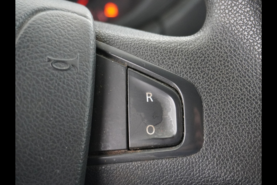 Renault Master T33 2.3 dCi 3P. Camera Airco EURO6 Y Imperiaal Trekhaak 3-Persoons Cruise Control Lat om lat betimmering Betonplex Vloer Bluetooth Sidebars 1e Eigenaar EURO 6 Y 2.500kg trekvermogen!