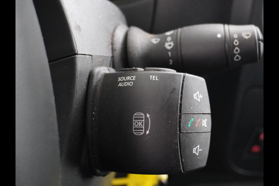 Renault Master T33 2.3 dCi 3P. Camera Airco EURO6 Y Imperiaal Trekhaak 3-Persoons Cruise Control Lat om lat betimmering Betonplex Vloer Bluetooth Sidebars 1e Eigenaar EURO 6 Y 2.500kg trekvermogen!