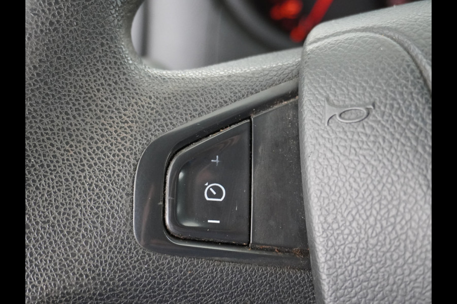Renault Master T33 2.3 dCi 3P. Camera Airco EURO6 Y Imperiaal Trekhaak 3-Persoons Cruise Control Lat om lat betimmering Betonplex Vloer Bluetooth Sidebars 1e Eigenaar EURO 6 Y 2.500kg trekvermogen!