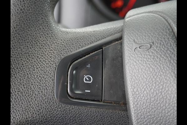 Renault Master T33 2.3 dCi 3P. Camera Airco EURO6 Y Imperiaal Trekhaak 3-Persoons Cruise Control Lat om lat betimmering Betonplex Vloer Bluetooth Sidebars 1e Eigenaar EURO 6 Y 2.500kg trekvermogen!