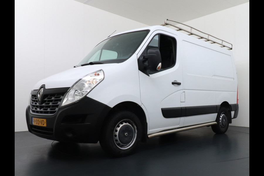 Renault Master T33 2.3 dCi 3P. Camera Airco EURO6 Y Imperiaal Trekhaak 3-Persoons Cruise Control Lat om lat betimmering Betonplex Vloer Bluetooth Sidebars 1e Eigenaar EURO 6 Y 2.500kg trekvermogen!