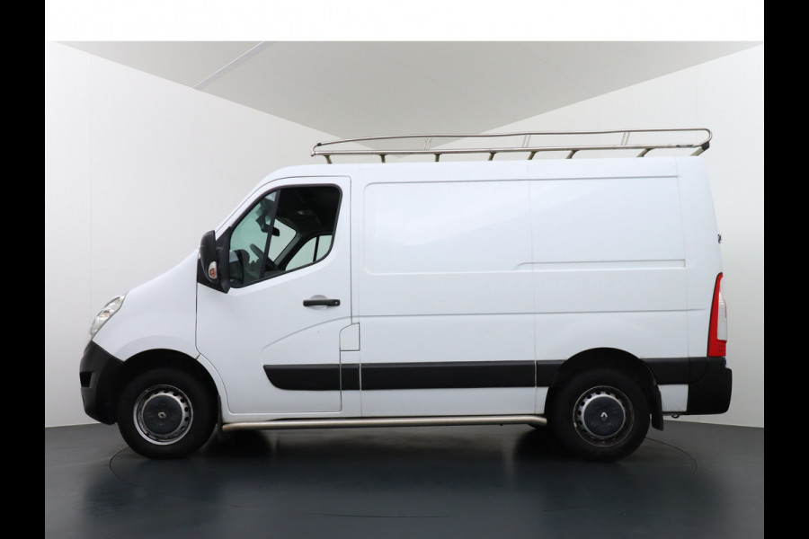 Renault Master T33 2.3 dCi 3P. Camera Airco EURO6 Y Imperiaal Trekhaak 3-Persoons Cruise Control Lat om lat betimmering Betonplex Vloer Bluetooth Sidebars 1e Eigenaar EURO 6 Y 2.500kg trekvermogen!
