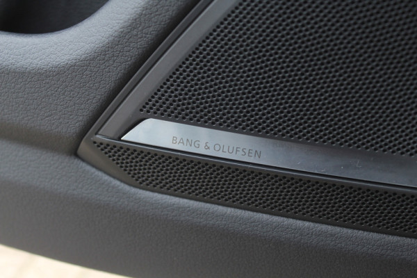 Audi A6 Avant 55 TFSI quattro Design Pro Line Plus / Trekhaak / Camera / Head-up / Achterasbesturing / Luchtvering / Softclose / B&O / Leder / Interieurvoorverwarming / Dodehoek / DAB / ACC / Stoelverwarming 4x
