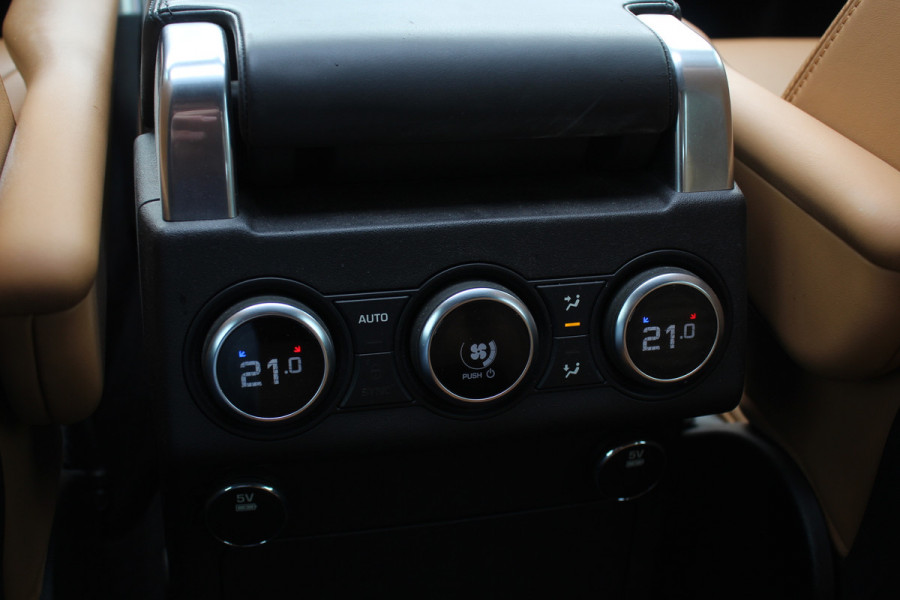 Land Rover Discovery 2.0 Td4 HSE Luxury / Trekhaak / Panoramadak / Camera / 22'' / Luchtvering / Keyless / DAB / Cruise Control