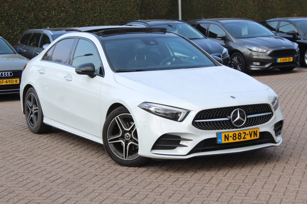 Mercedes-Benz A-Klasse 180 Business Solution AMG / Panoramadak / Camera / Sfeerverlichting / Apple CarPlay / 18'' / DAB / Stoelverwarming / Cruise Control
