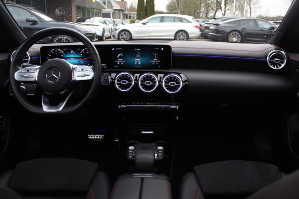 Mercedes-Benz A-Klasse 180 Business Solution AMG / Panoramadak / Camera / Sfeerverlichting / Apple CarPlay / 18'' / DAB / Stoelverwarming / Cruise Control