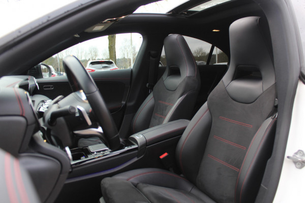 Mercedes-Benz A-Klasse 180 Business Solution AMG / Panoramadak / Camera / Sfeerverlichting / Apple CarPlay / 18'' / DAB / Stoelverwarming / Cruise Control