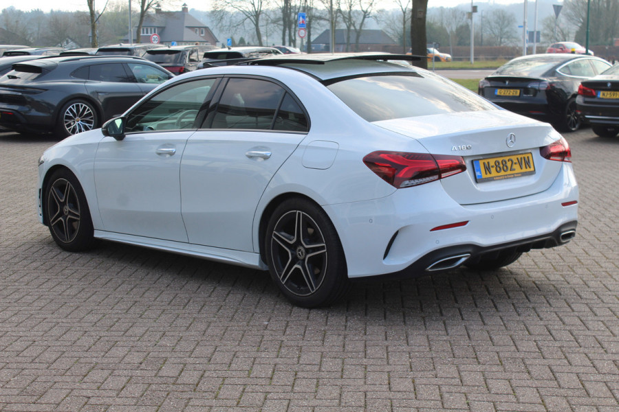 Mercedes-Benz A-Klasse 180 Business Solution AMG / Panoramadak / Camera / Sfeerverlichting / Apple CarPlay / 18'' / DAB / Stoelverwarming / Cruise Control