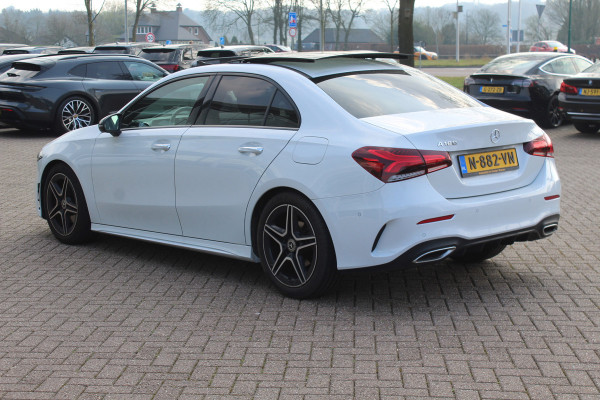 Mercedes-Benz A-Klasse 180 Business Solution AMG / Panoramadak / Camera / Sfeerverlichting / Apple CarPlay / 18'' / DAB / Stoelverwarming / Cruise Control