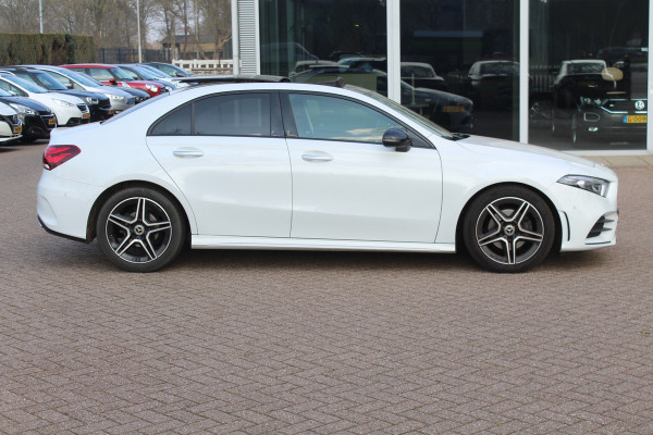 Mercedes-Benz A-Klasse 180 Business Solution AMG / Panoramadak / Camera / Sfeerverlichting / Apple CarPlay / 18'' / DAB / Stoelverwarming / Cruise Control
