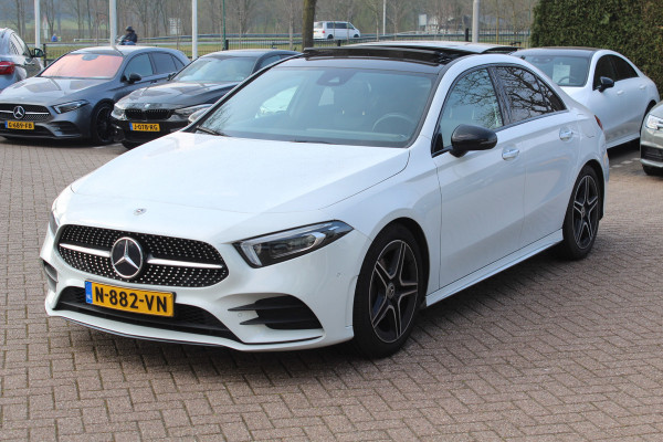 Mercedes-Benz A-Klasse 180 Business Solution AMG / Panoramadak / Camera / Sfeerverlichting / Apple CarPlay / 18'' / DAB / Stoelverwarming / Cruise Control