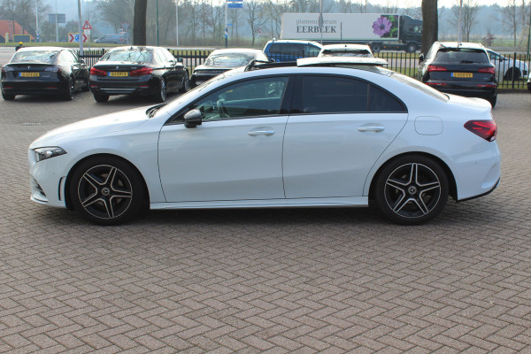 Mercedes-Benz A-Klasse 180 Business Solution AMG / Panoramadak / Camera / Sfeerverlichting / Apple CarPlay / 18'' / DAB / Stoelverwarming / Cruise Control