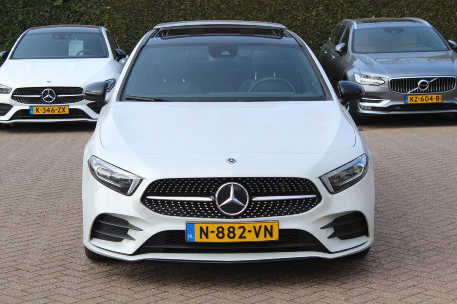 Mercedes-Benz A-Klasse 180 Business Solution AMG / Panoramadak / Camera / Sfeerverlichting / Apple CarPlay / 18'' / DAB / Stoelverwarming / Cruise Control
