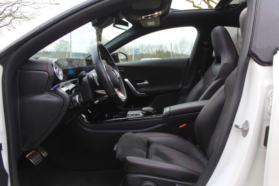 Mercedes-Benz A-Klasse 180 Business Solution AMG / Panoramadak / Camera / Sfeerverlichting / Apple CarPlay / 18'' / DAB / Stoelverwarming / Cruise Control