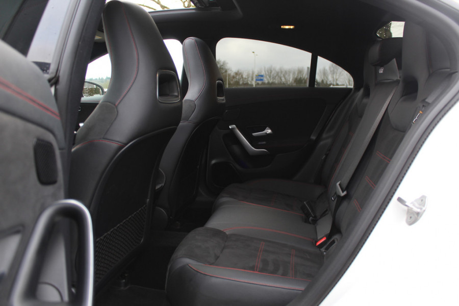Mercedes-Benz A-Klasse 180 Business Solution AMG / Panoramadak / Camera / Sfeerverlichting / Apple CarPlay / 18'' / DAB / Stoelverwarming / Cruise Control
