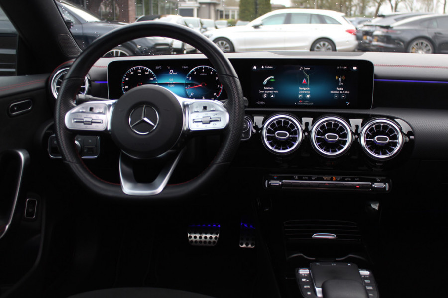 Mercedes-Benz A-Klasse 180 Business Solution AMG / Panoramadak / Camera / Sfeerverlichting / Apple CarPlay / 18'' / DAB / Stoelverwarming / Cruise Control