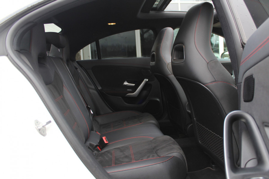 Mercedes-Benz A-Klasse 180 Business Solution AMG / Panoramadak / Camera / Sfeerverlichting / Apple CarPlay / 18'' / DAB / Stoelverwarming / Cruise Control