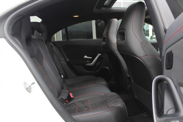Mercedes-Benz A-Klasse 180 Business Solution AMG / Panoramadak / Camera / Sfeerverlichting / Apple CarPlay / 18'' / DAB / Stoelverwarming / Cruise Control
