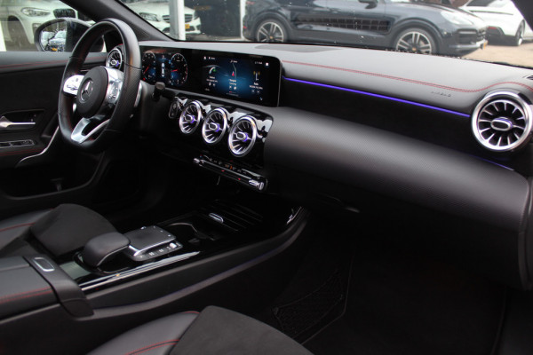 Mercedes-Benz A-Klasse 180 Business Solution AMG / Panoramadak / Camera / Sfeerverlichting / Apple CarPlay / 18'' / DAB / Stoelverwarming / Cruise Control