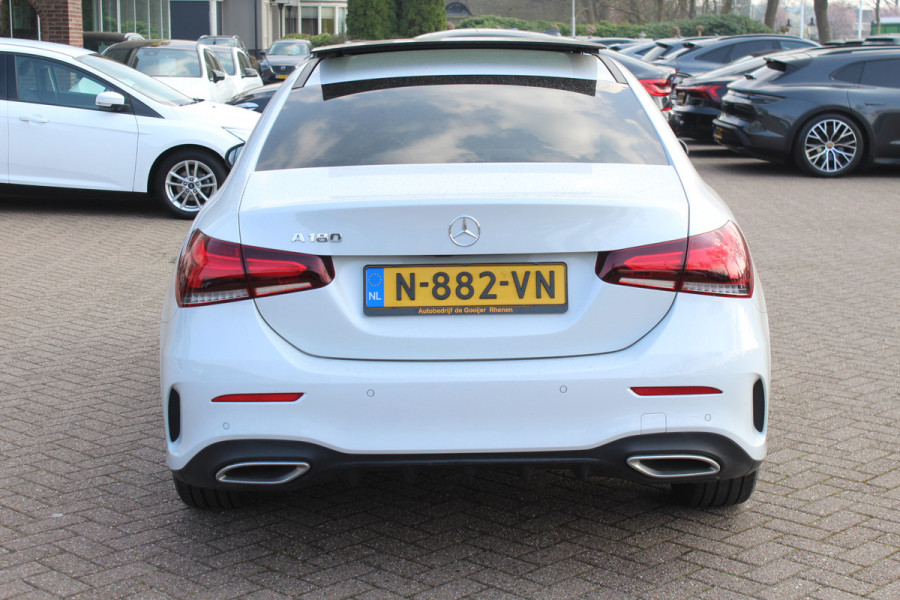 Mercedes-Benz A-Klasse 180 Business Solution AMG / Panoramadak / Camera / Sfeerverlichting / Apple CarPlay / 18'' / DAB / Stoelverwarming / Cruise Control