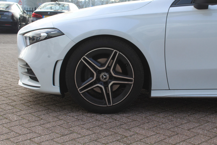Mercedes-Benz A-Klasse 180 Business Solution AMG / Panoramadak / Camera / Sfeerverlichting / Apple CarPlay / 18'' / DAB / Stoelverwarming / Cruise Control