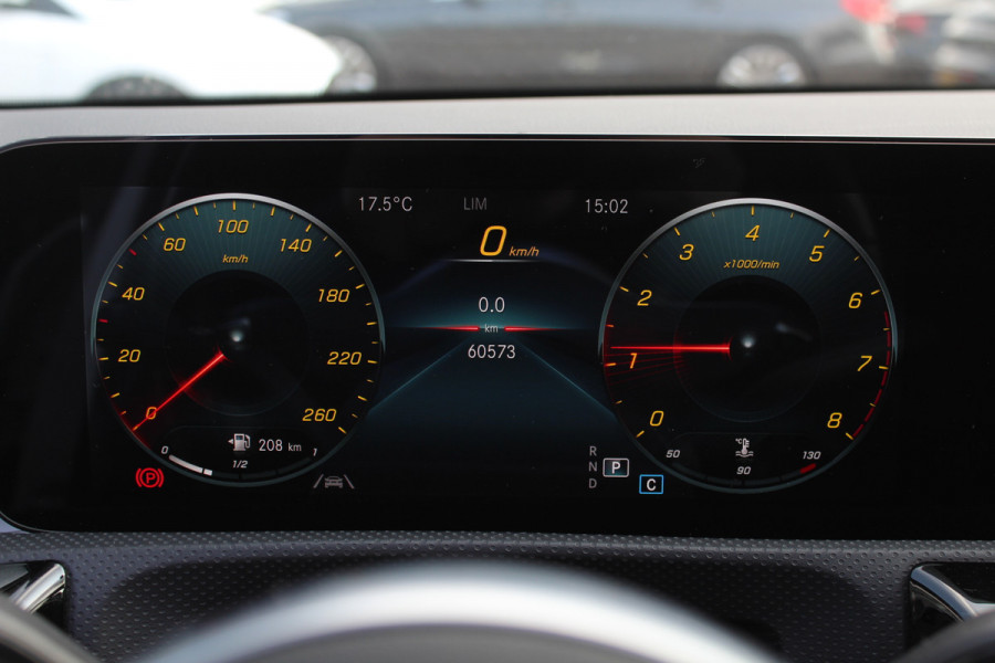 Mercedes-Benz A-Klasse 180 Business Solution AMG / Panoramadak / Camera / Sfeerverlichting / Apple CarPlay / 18'' / DAB / Stoelverwarming / Cruise Control