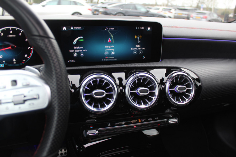 Mercedes-Benz A-Klasse 180 Business Solution AMG / Panoramadak / Camera / Sfeerverlichting / Apple CarPlay / 18'' / DAB / Stoelverwarming / Cruise Control