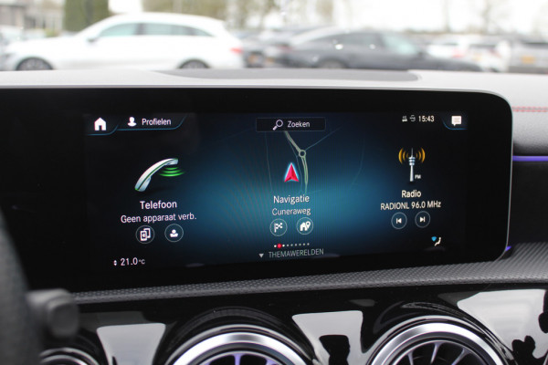 Mercedes-Benz A-Klasse 180 Business Solution AMG / Panoramadak / Camera / Sfeerverlichting / Apple CarPlay / 18'' / DAB / Stoelverwarming / Cruise Control