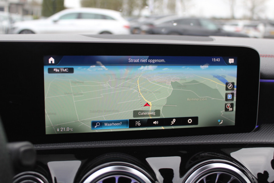 Mercedes-Benz A-Klasse 180 Business Solution AMG / Panoramadak / Camera / Sfeerverlichting / Apple CarPlay / 18'' / DAB / Stoelverwarming / Cruise Control