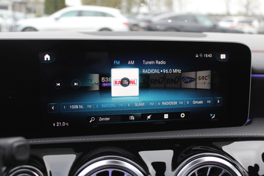 Mercedes-Benz A-Klasse 180 Business Solution AMG / Panoramadak / Camera / Sfeerverlichting / Apple CarPlay / 18'' / DAB / Stoelverwarming / Cruise Control