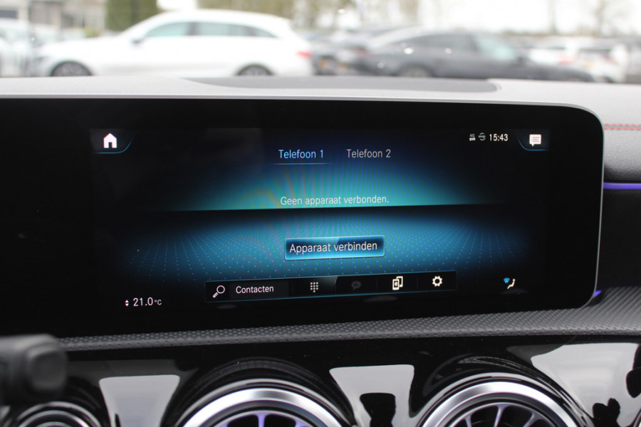 Mercedes-Benz A-Klasse 180 Business Solution AMG / Panoramadak / Camera / Sfeerverlichting / Apple CarPlay / 18'' / DAB / Stoelverwarming / Cruise Control