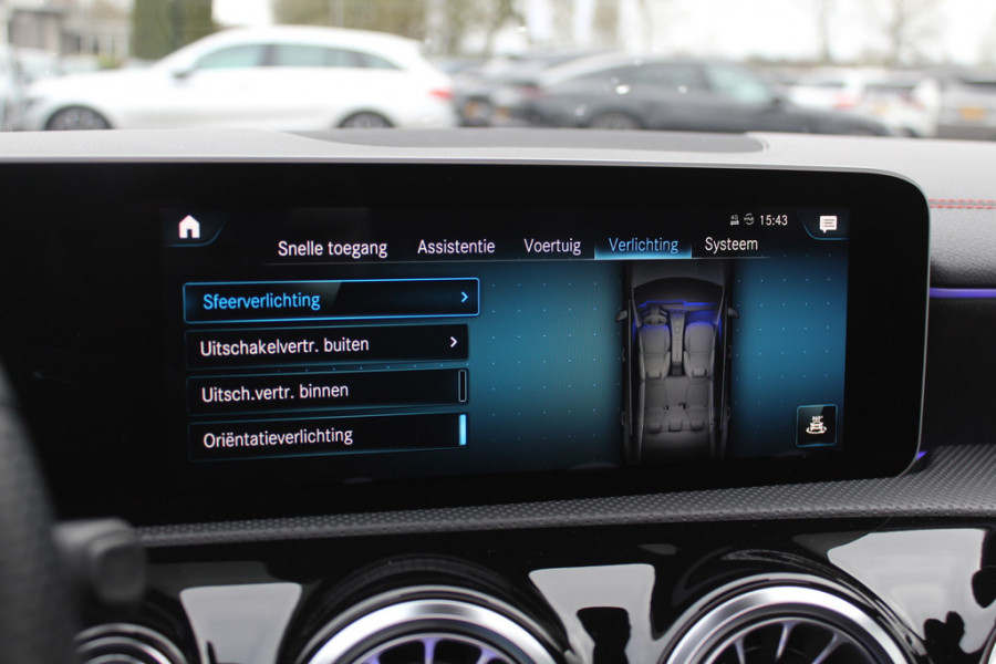 Mercedes-Benz A-Klasse 180 Business Solution AMG / Panoramadak / Camera / Sfeerverlichting / Apple CarPlay / 18'' / DAB / Stoelverwarming / Cruise Control