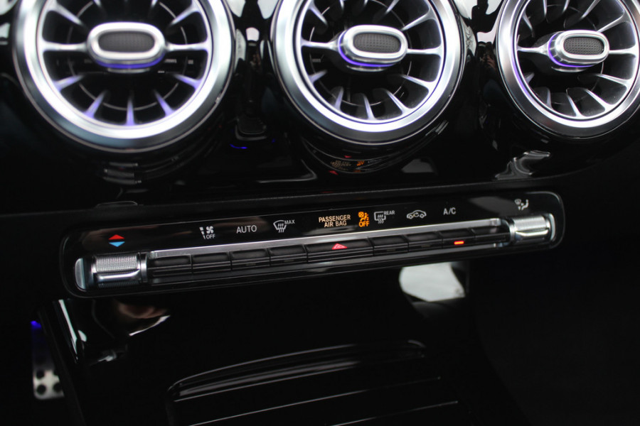 Mercedes-Benz A-Klasse 180 Business Solution AMG / Panoramadak / Camera / Sfeerverlichting / Apple CarPlay / 18'' / DAB / Stoelverwarming / Cruise Control