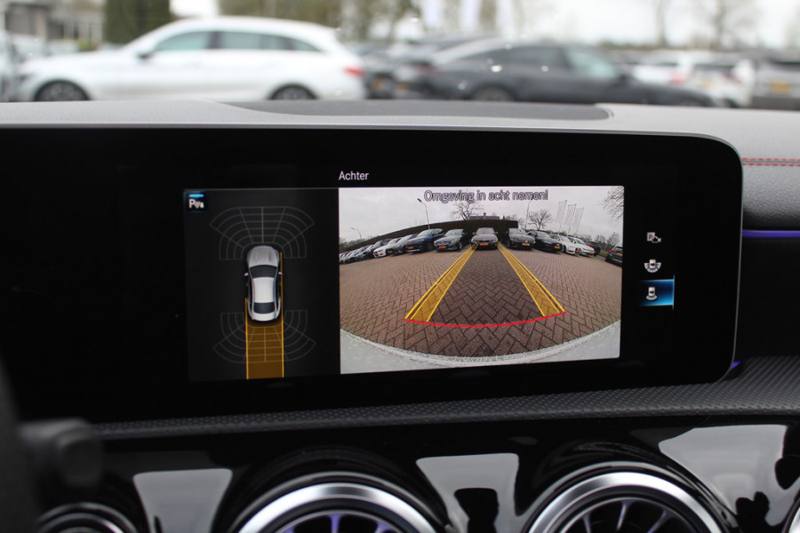 Mercedes-Benz A-Klasse 180 Business Solution AMG / Panoramadak / Camera / Sfeerverlichting / Apple CarPlay / 18'' / DAB / Stoelverwarming / Cruise Control