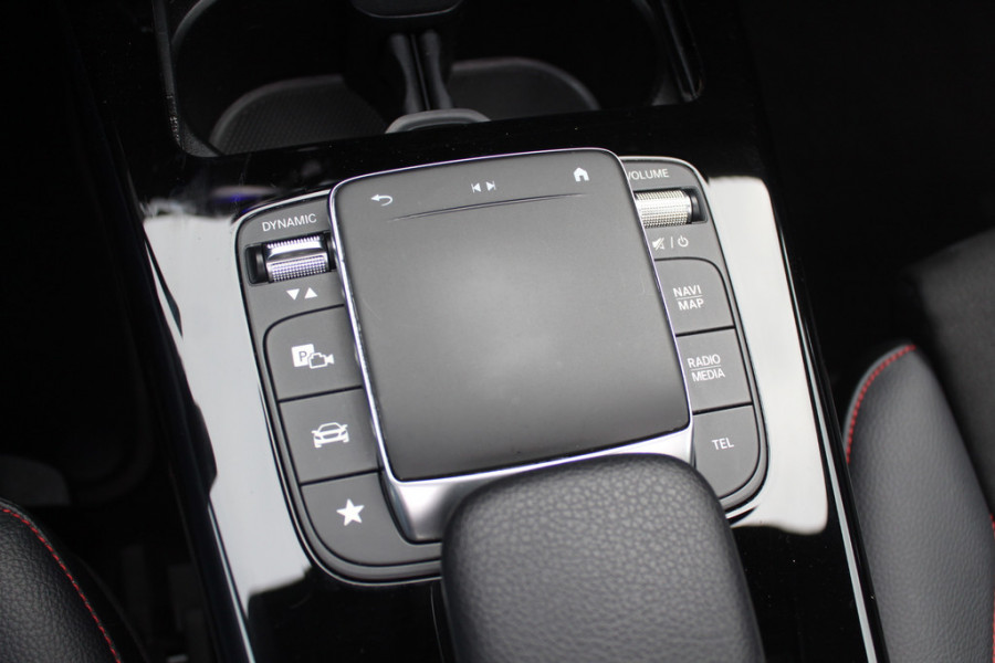 Mercedes-Benz A-Klasse 180 Business Solution AMG / Panoramadak / Camera / Sfeerverlichting / Apple CarPlay / 18'' / DAB / Stoelverwarming / Cruise Control